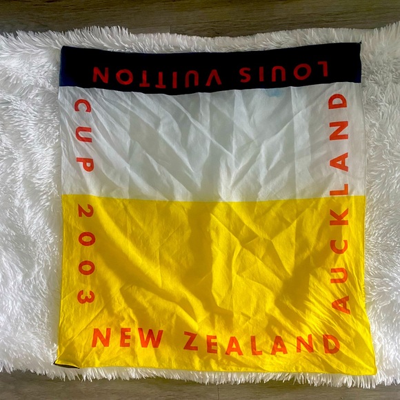 Louis Vuitton scarce with box - Picture 2 of 3